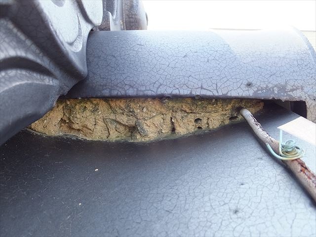 漆喰がなくなり土が見えている